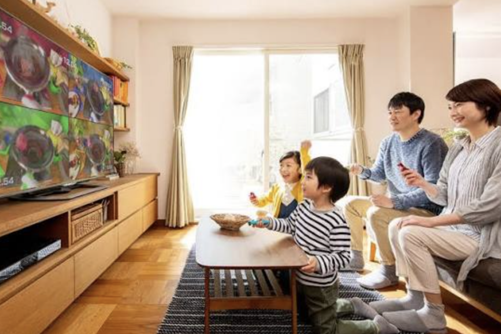 거실 TV에 대화면으로 연결된 닌텐도 스위치 독에서 최신 오픈월드 RPG 게임을 구동할 때 발생하는 배경 그래픽의 프레임 드랍과 해상도 저하 현상