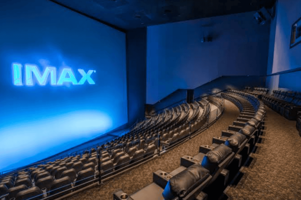 영화관 IMAX 70mm 상영관 좌석에서 관객이 오디세이를 관람하는 모습, 특별관 선택의 중요성을 보여주는 목적
